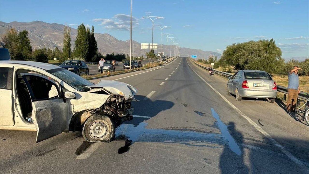 Erzincan'da Otomobil Kazasında 8 Kişi Yaralandı