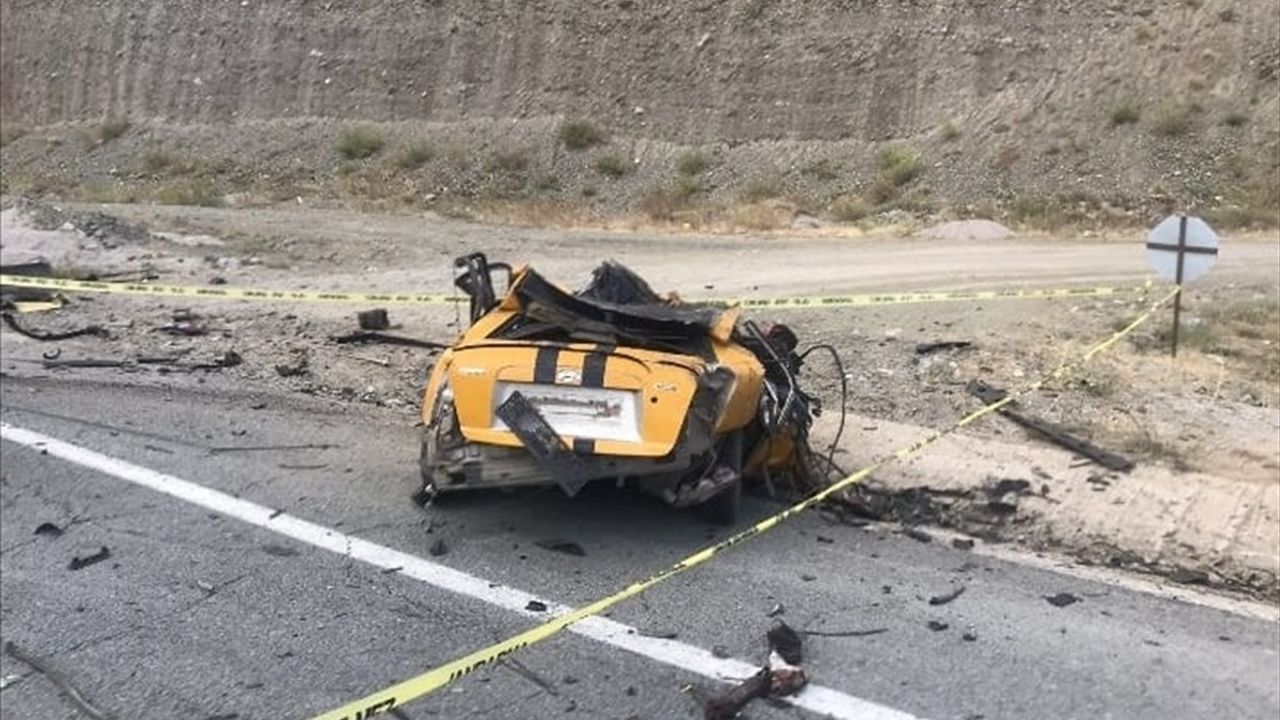 Erzincan'da Üç Araçla Meydana Gelen Trafik Kazasında 4 Kişi Hayatını Kaybetti