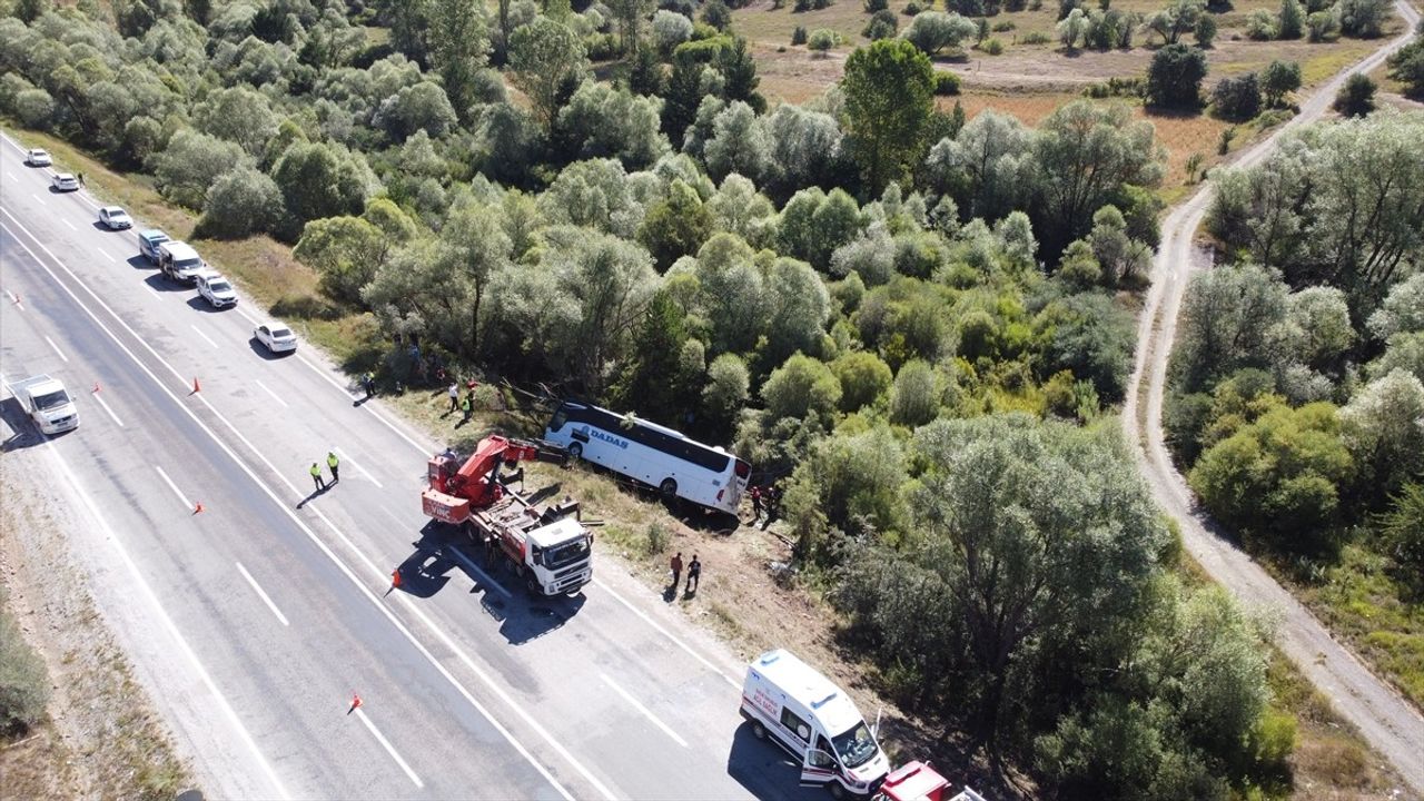 Erzincan'da Yolcu Otobüsü Devrildi: 1 Ölü, 40 Yaralı