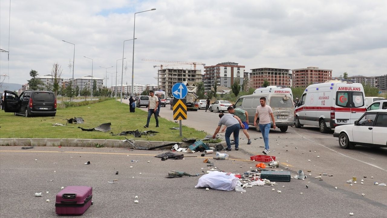 Erzurum'da Hafif Ticari Araçlar Çarpıştı: 9 Yaralı