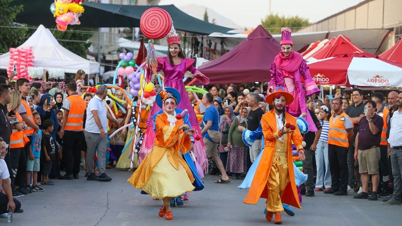 Eşme'de 26. Uluslararası Turistik Kilim, Kültür ve Sanat Festivali Başladı