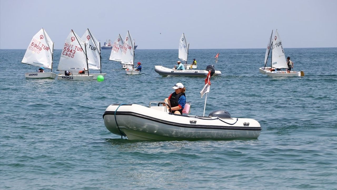 Genç Antrenör Yelken Sporu Öğretmeye Devam Ediyor