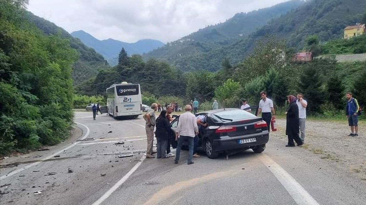 Giresun'da Otobüs ile Çarpışan Araçta Sürücü Ağır Yaralandı