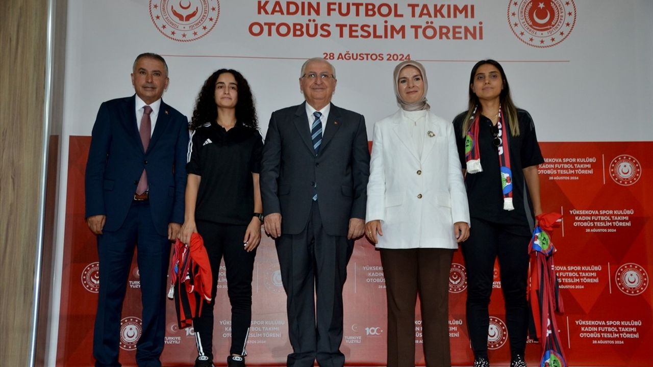 Hakkari Kadın Futbol Takımına Yeni Otobüs