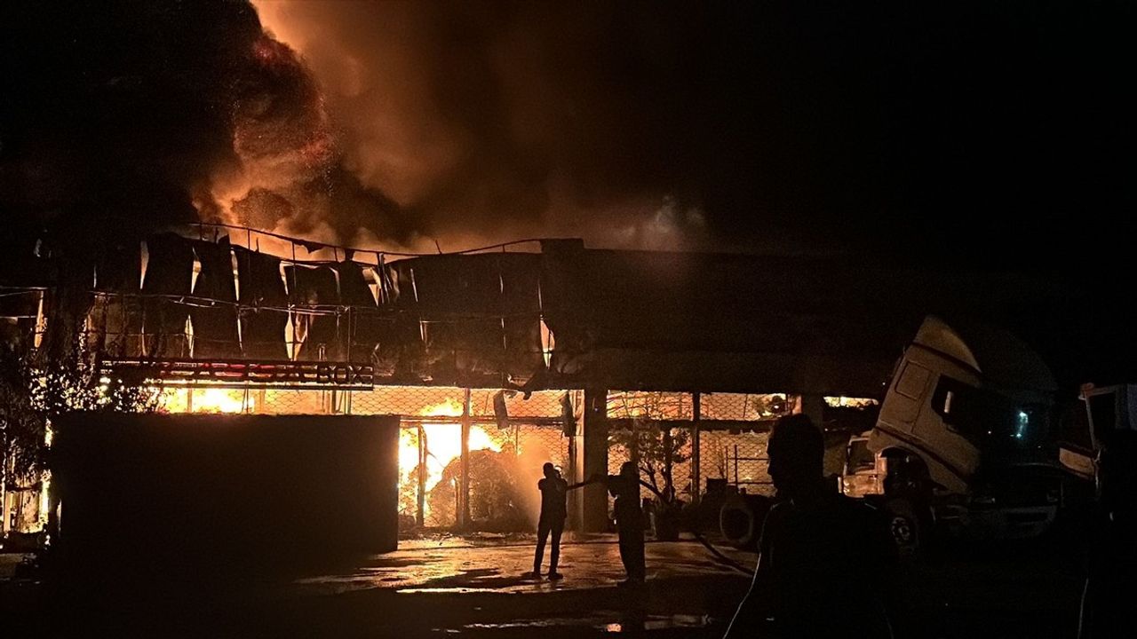 Hatay'da Lastik Deposunda Çıkan Yangına Müdahale Ediliyor