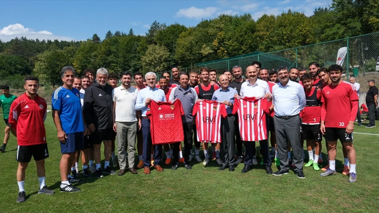 Hazine ve Maliye Bakanı Şimşek Batman Petrolspor'un Bolu Kampını Ziyaret Etti