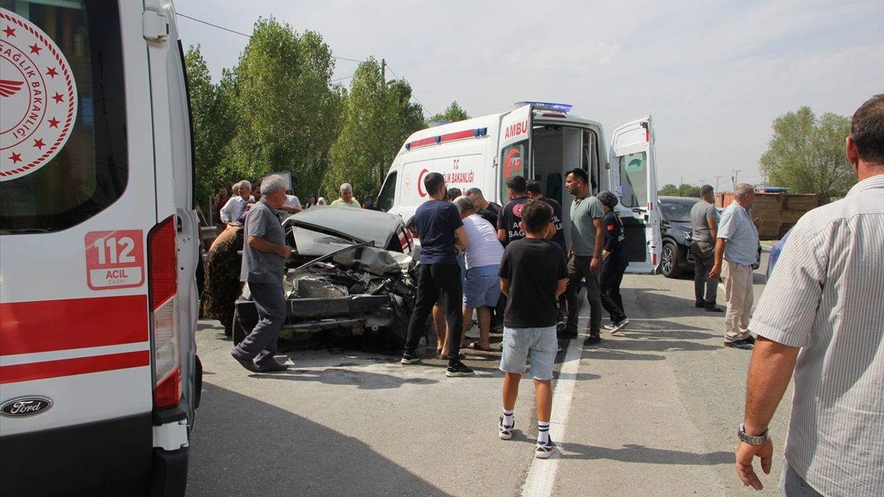 Iğdır'da Otomobil ve İş Makinesi Çarpıştı: 2 Yaralı