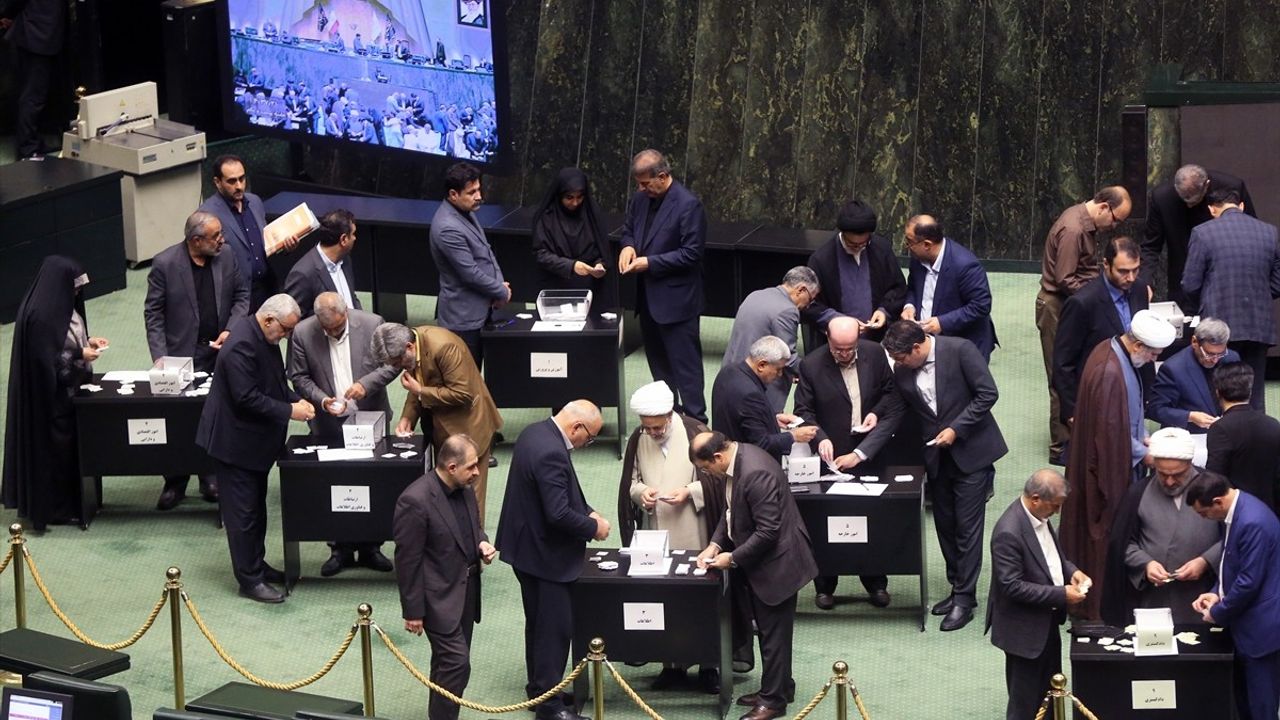 İran Cumhurbaşkanı Pezeşkiyan'ın Yeni Kabinesi Güvenoyu Aldı