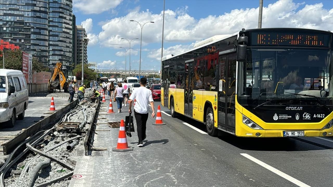 İstanbul D-100'de Trafik Yoğunluğu: Altyapı Çalışmaları Neden Oluyor