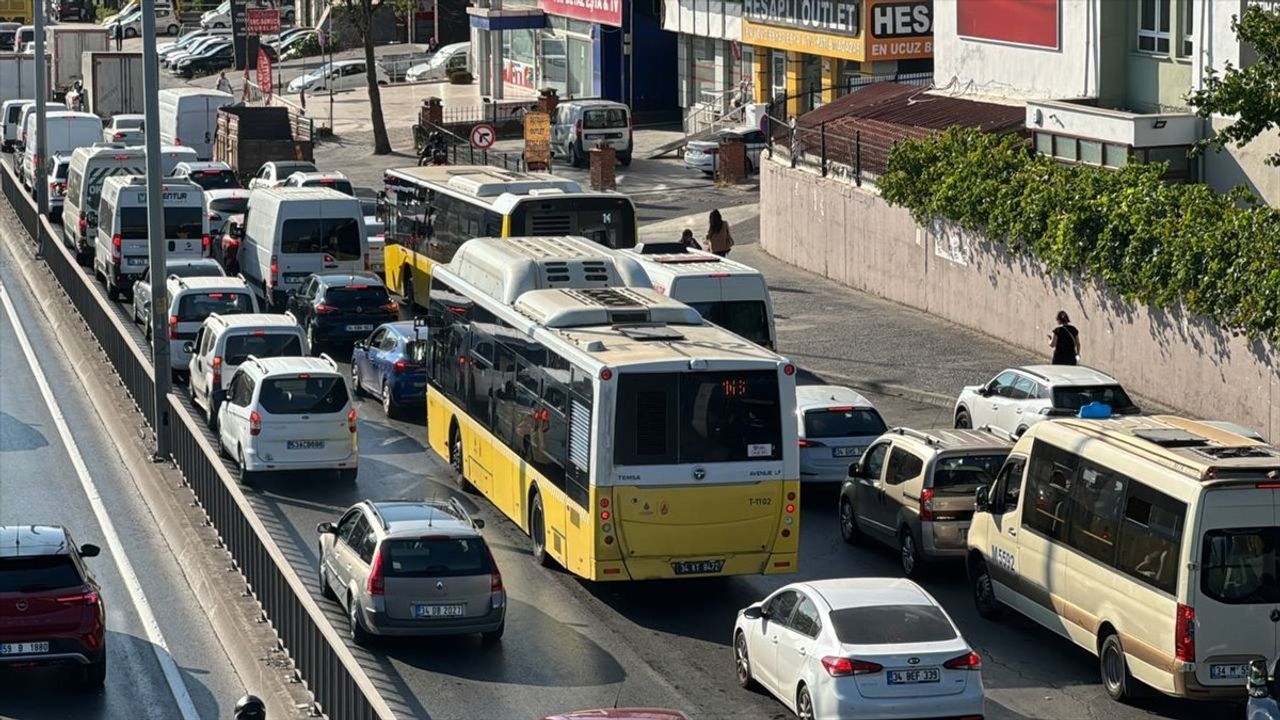 İstanbul'da Beyaz Yol Çalışması Trafiği Olumsuz Etkiliyor