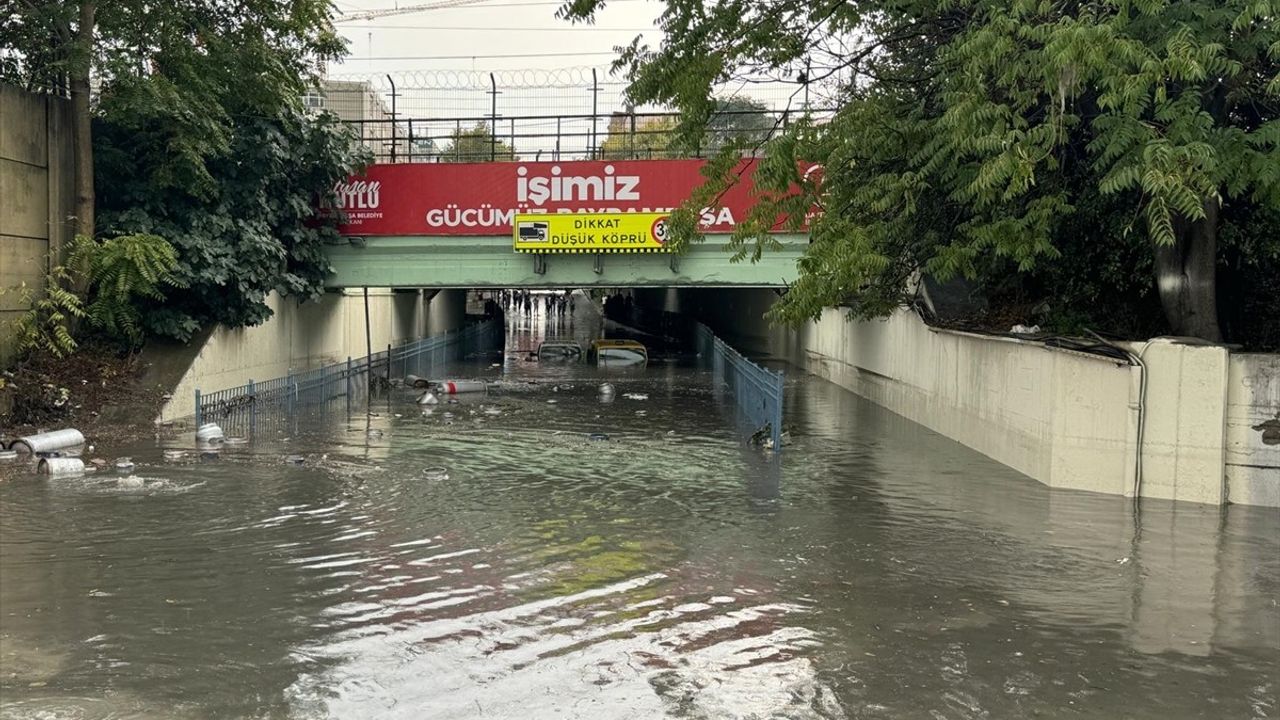 İstanbul'da Sağanak Yağış Hayatı Olumsuz Etkiliyor