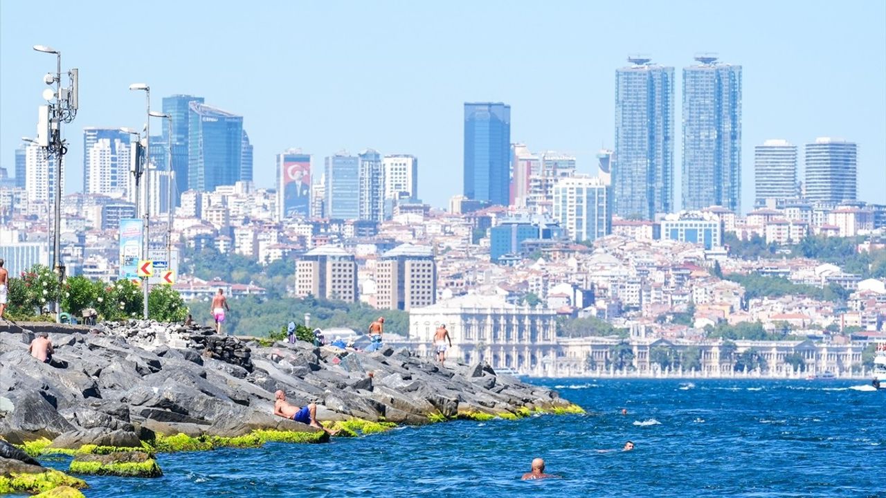 İstanbul'da Sıcak Havalardan Kaçış: Denize Akın