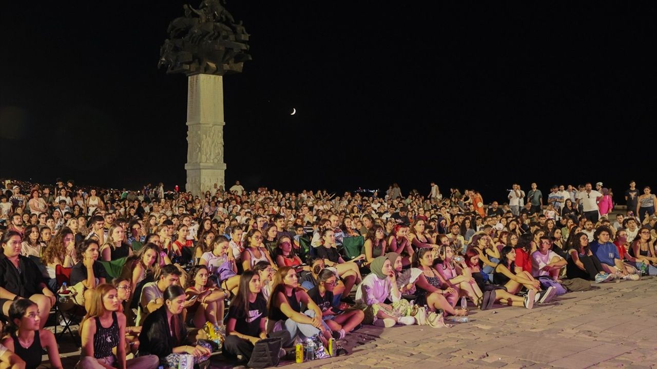 İzmir'de A Milli Voleybol Takımı'nın İtalya ile Yarı Final Maçı Coşkuyla İzlendi