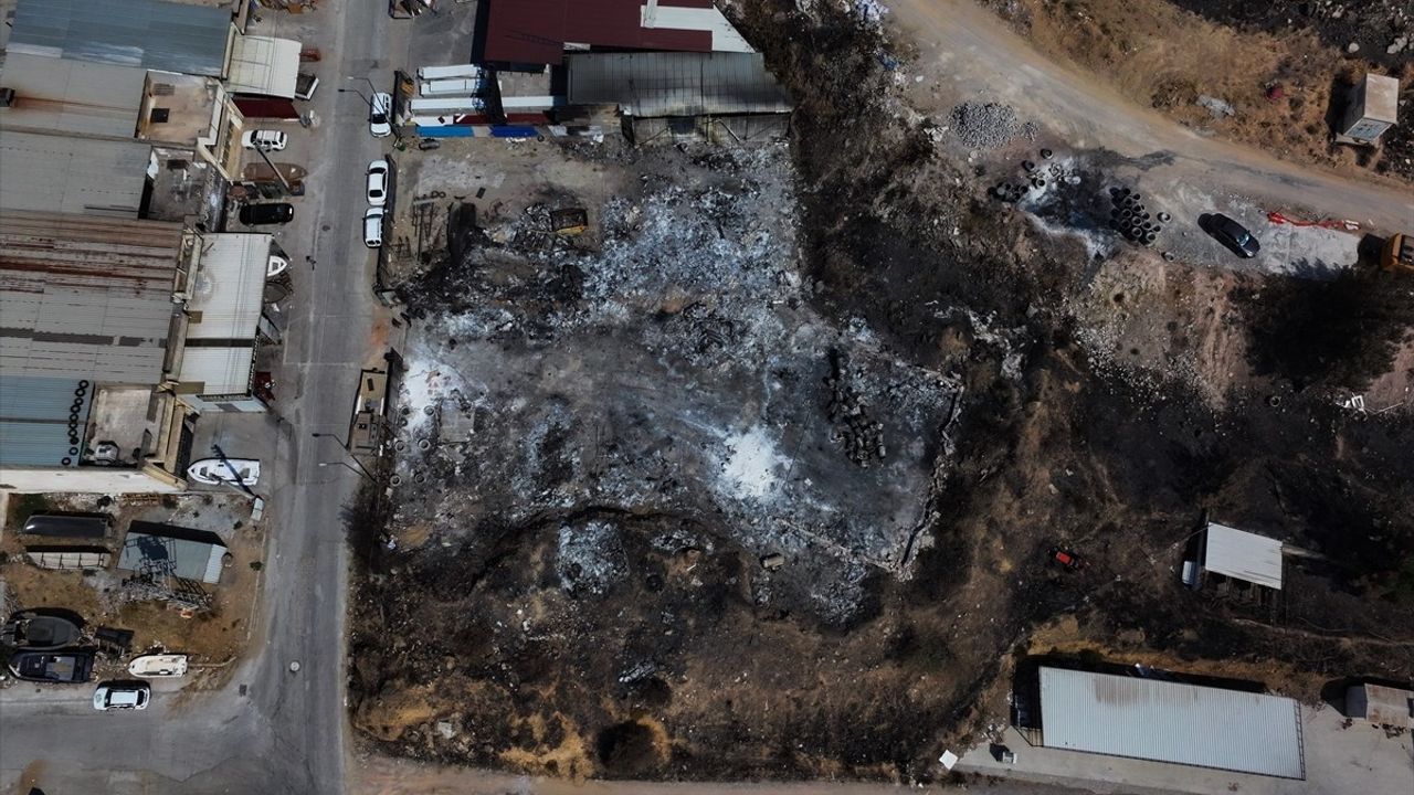 İzmir'de Orman Yangını Sonrası Tekne Üretim Tesisi Yanarak Kullanılamaz Hale Geldi