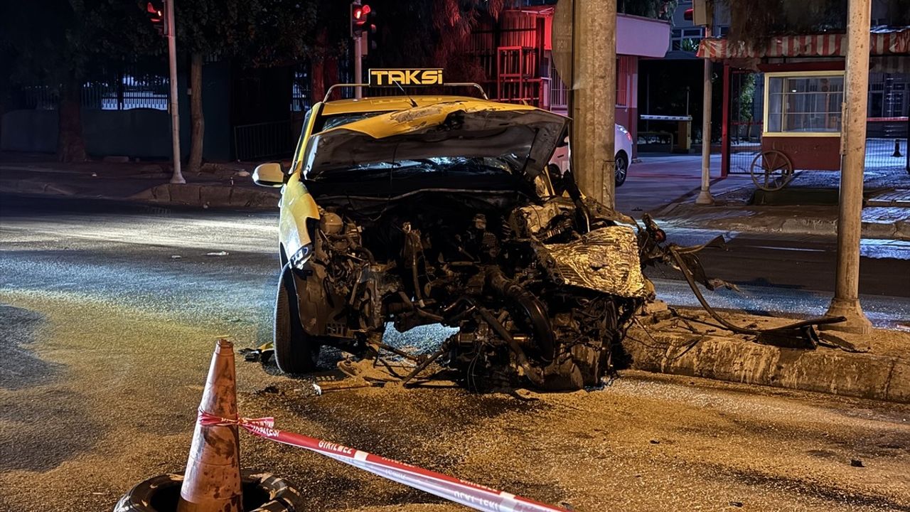 İzmir'de Ticari Taksi ile Otomobil Çarpıştı: Ağır Yaralı