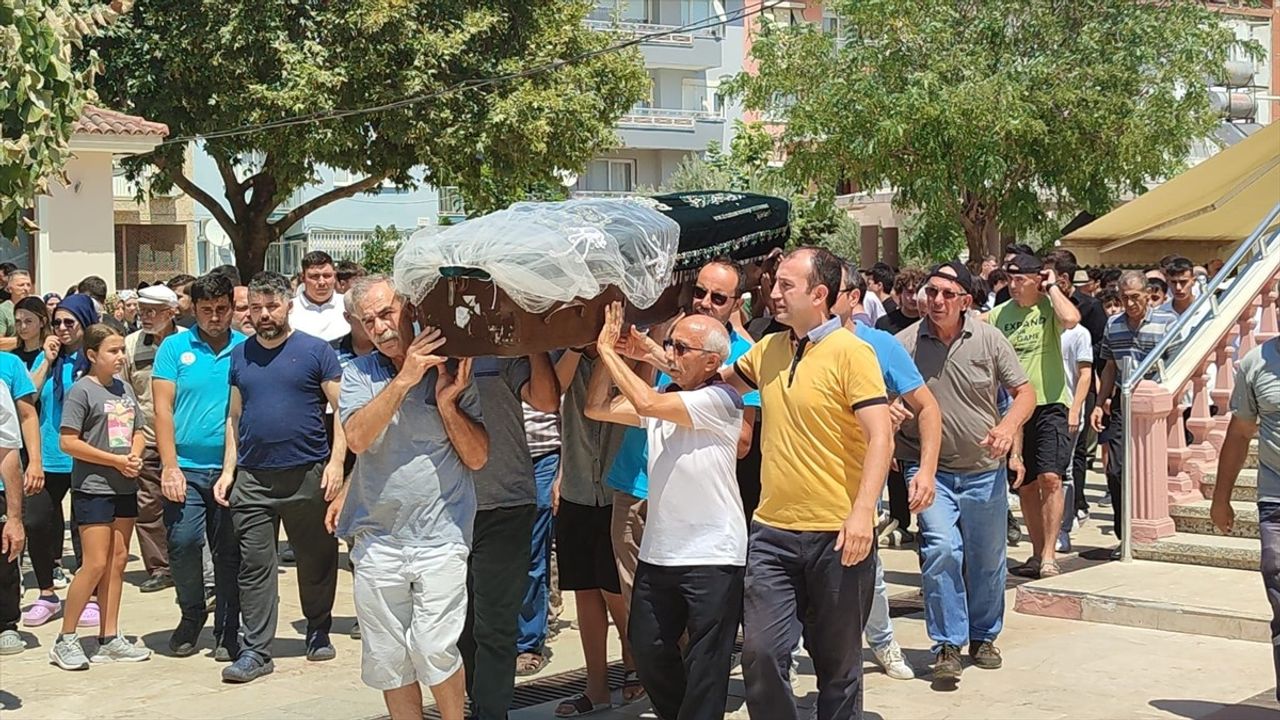 İzmir'de Trafik Kazası: Genç Kız Hayatını Kaybetti