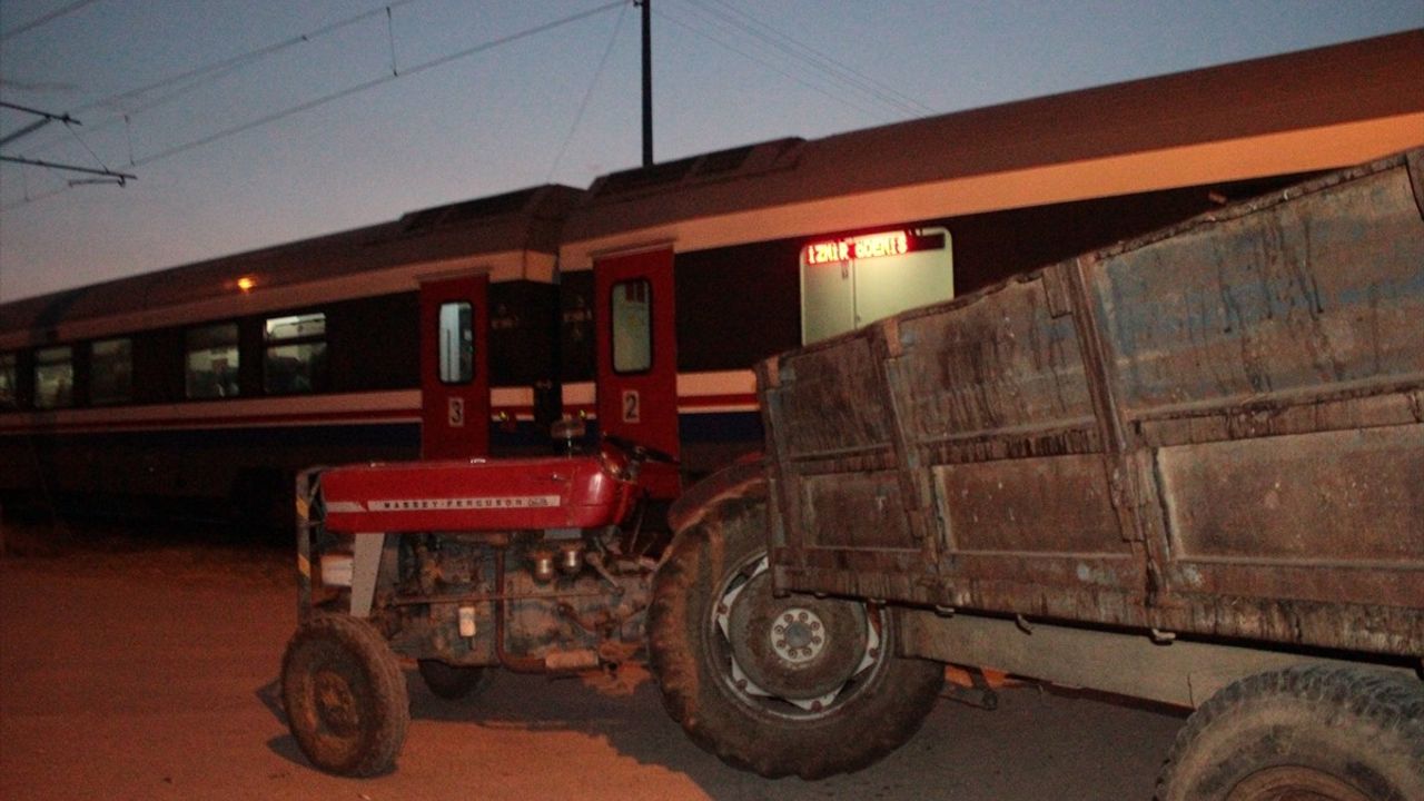 İzmir'de Tren Traktöre Çarptı: Sürücü Yaralanmadı