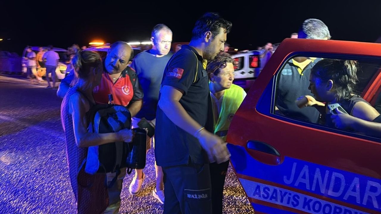 İzmir Karaburun'daki Orman Yangınına Müdahale Devam Ediyor