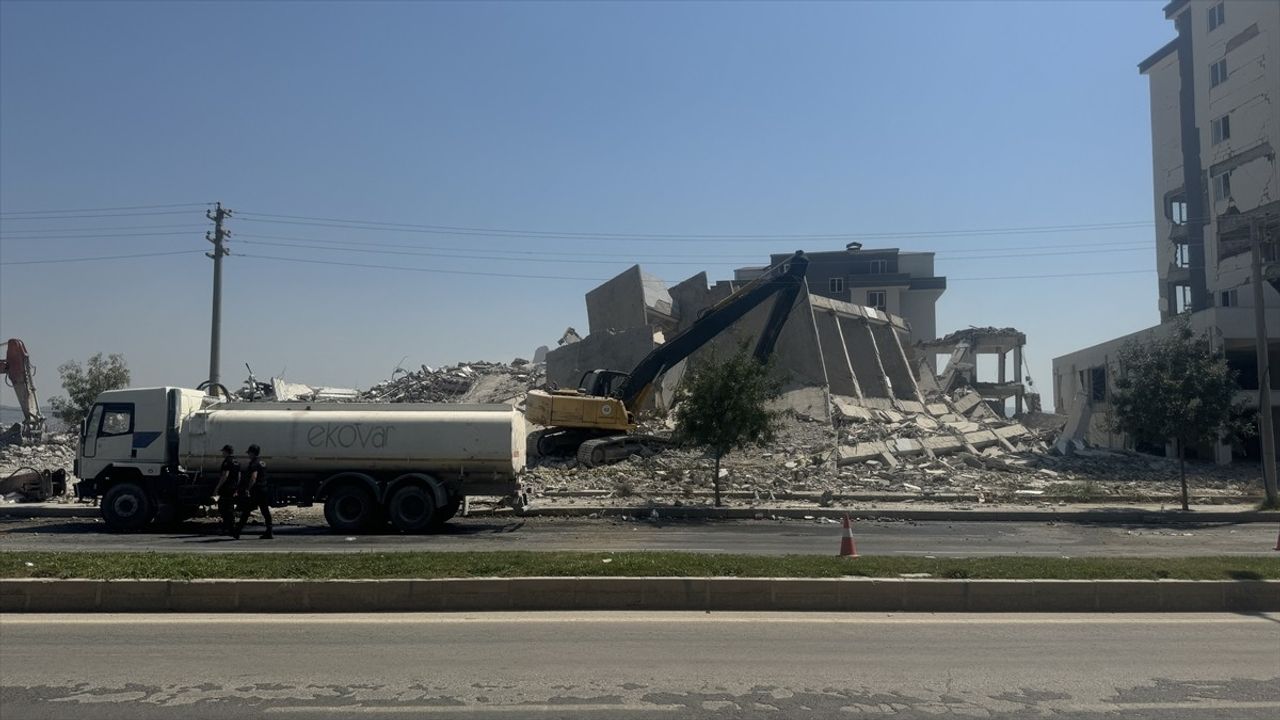 Kahramanmaraş'ta Yıkım Sırasında Operatör Kurtarıldı