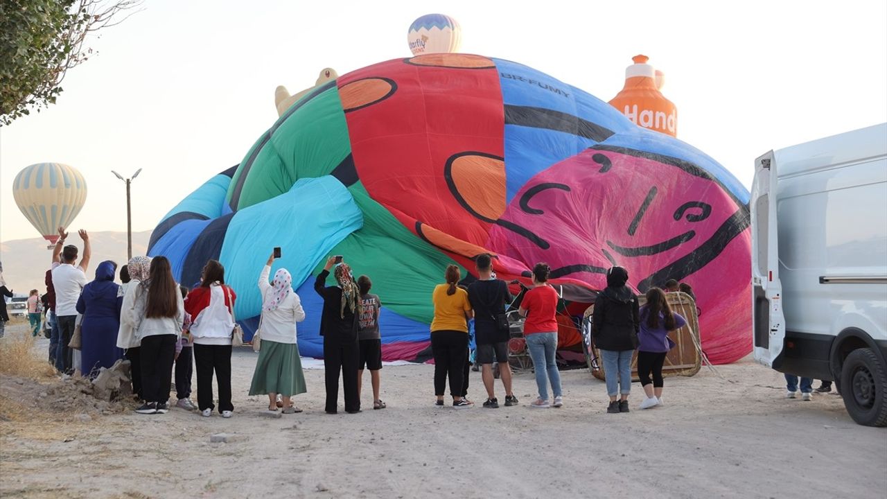 Kapadokya'nın Gökyüzü Renkleniyor: Figürlü Sıcak Hava Balonları