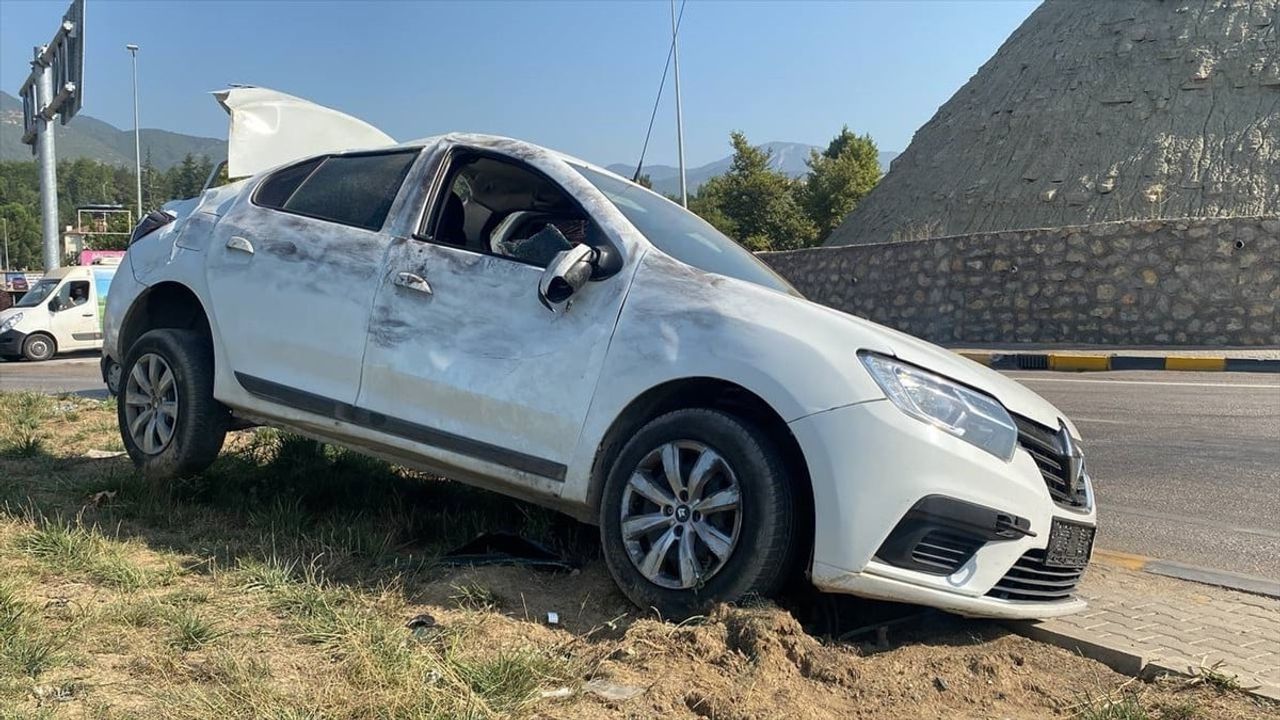 Karabük'te Uyuşturucu İçeren Çalıntı Araç Kazaya Karıştı