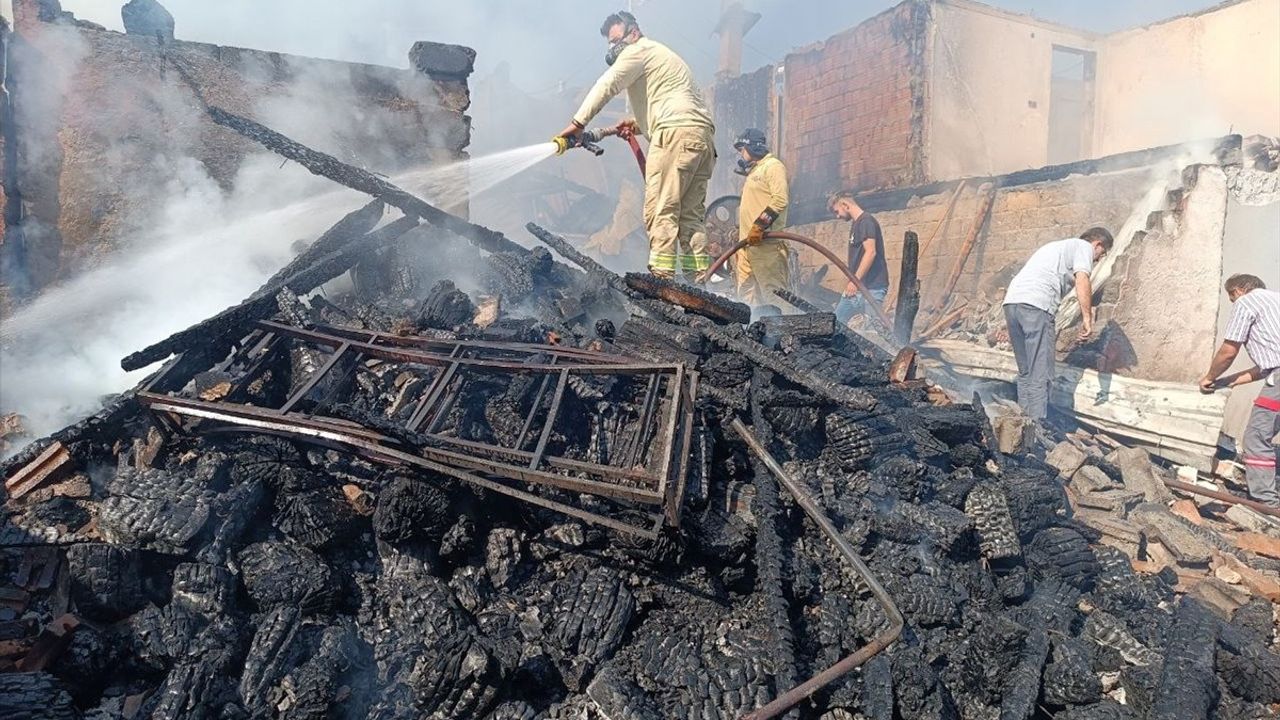 Kastamonu'da Yangın: 3 Ev Yanarken 17 Yaşındaki Genç Aranıyor