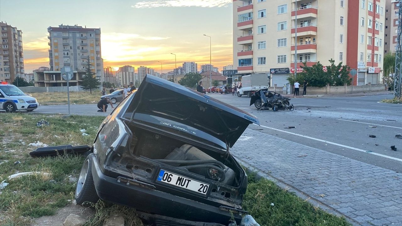 Kayseri'de Korkunç Kaza: İki Otomobil Çarpıştı, Araç İkiye Ayrıldı