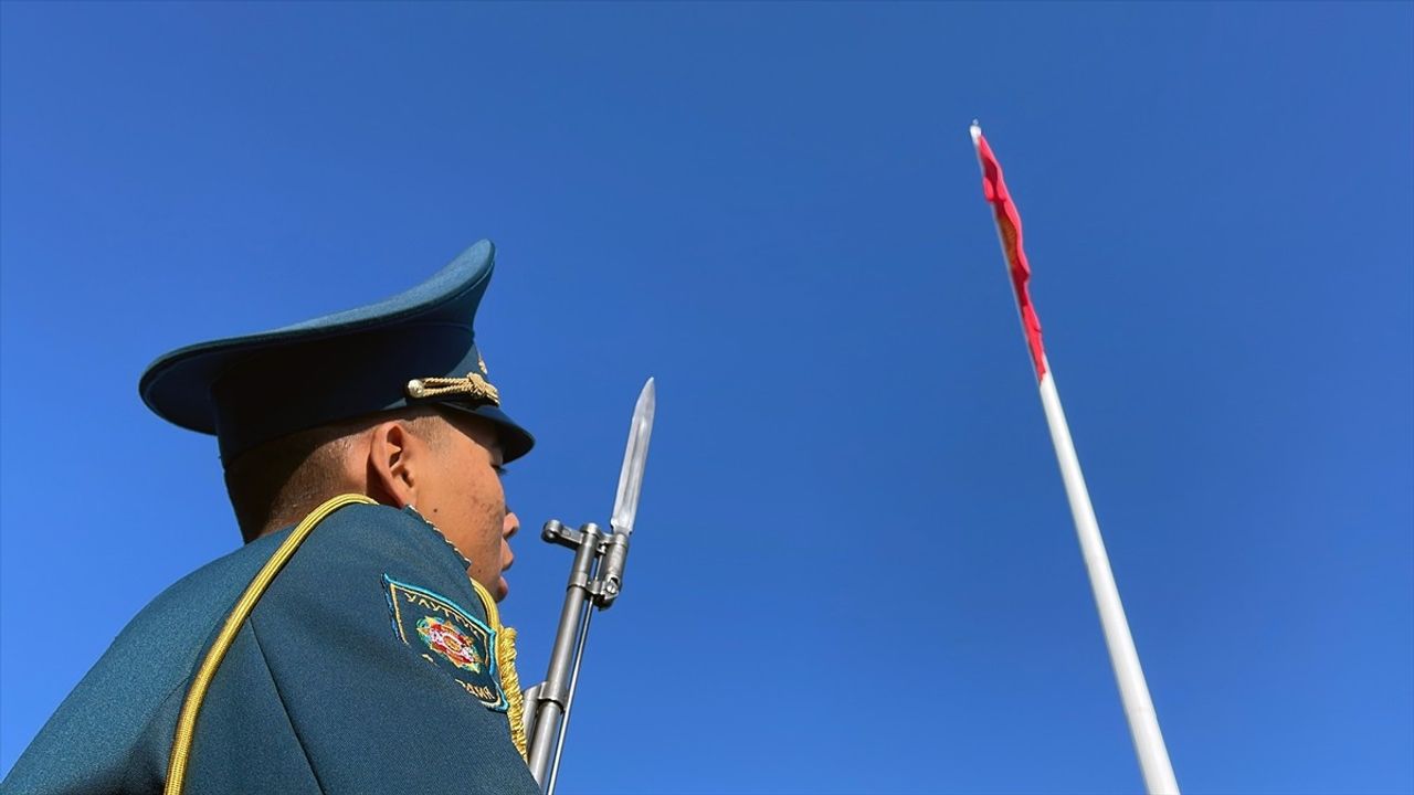 Kırgızistan 33. Bağımsızlık Günü'nü Coşkuyla Kutladı