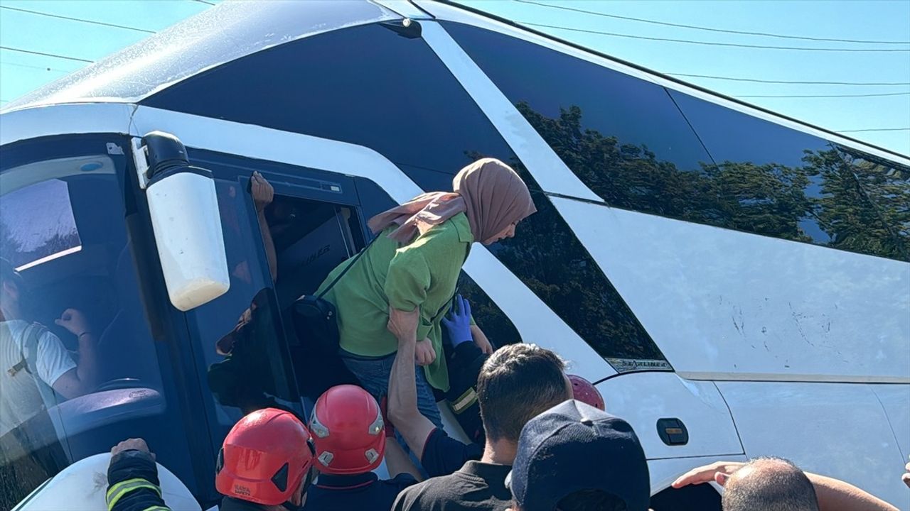 Kocaeli'de Yan Yatan Tur Otobüsü Mahsur Kalan Yolcular Kurtarıldı