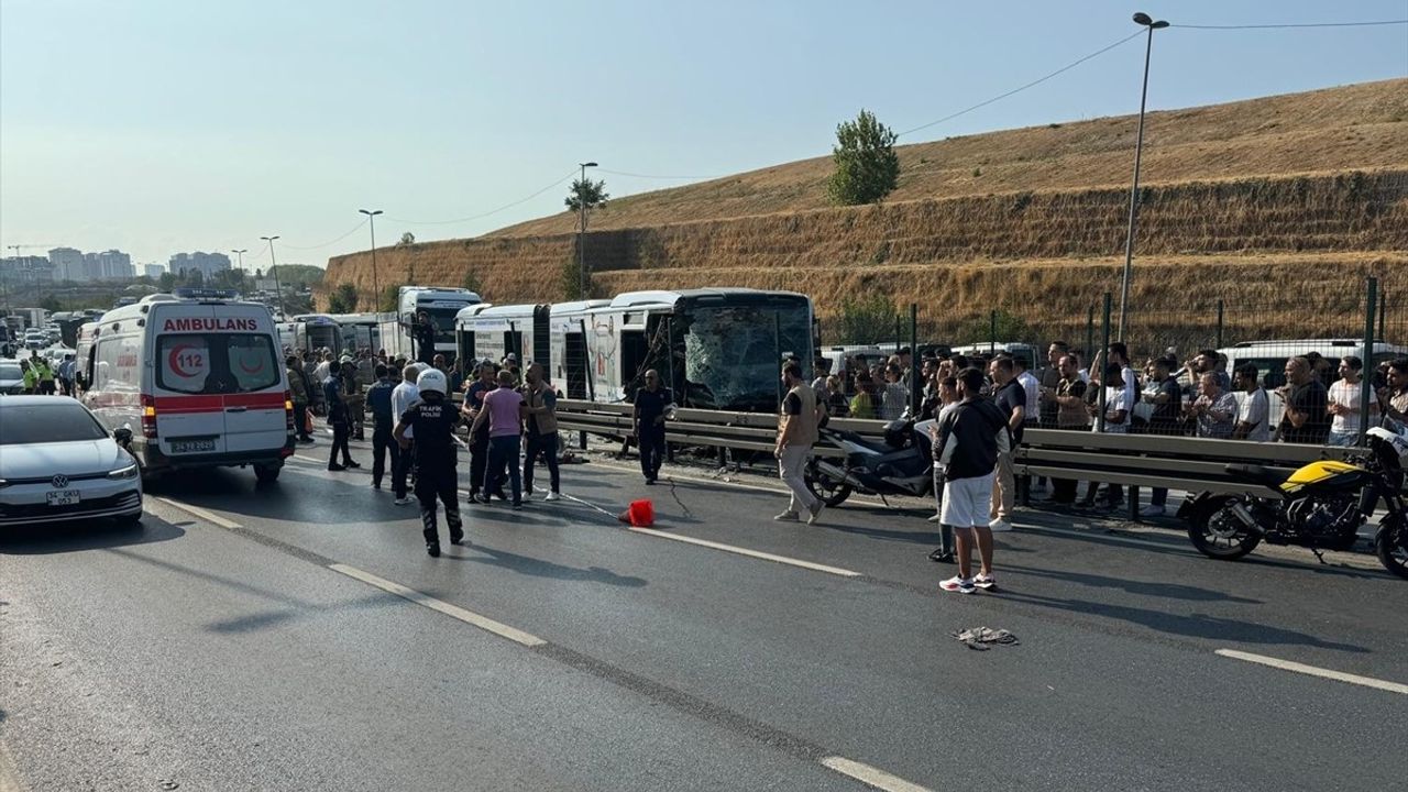 Küçükçekmece'de Metrobüs Kazası: Seferler Durduruldu