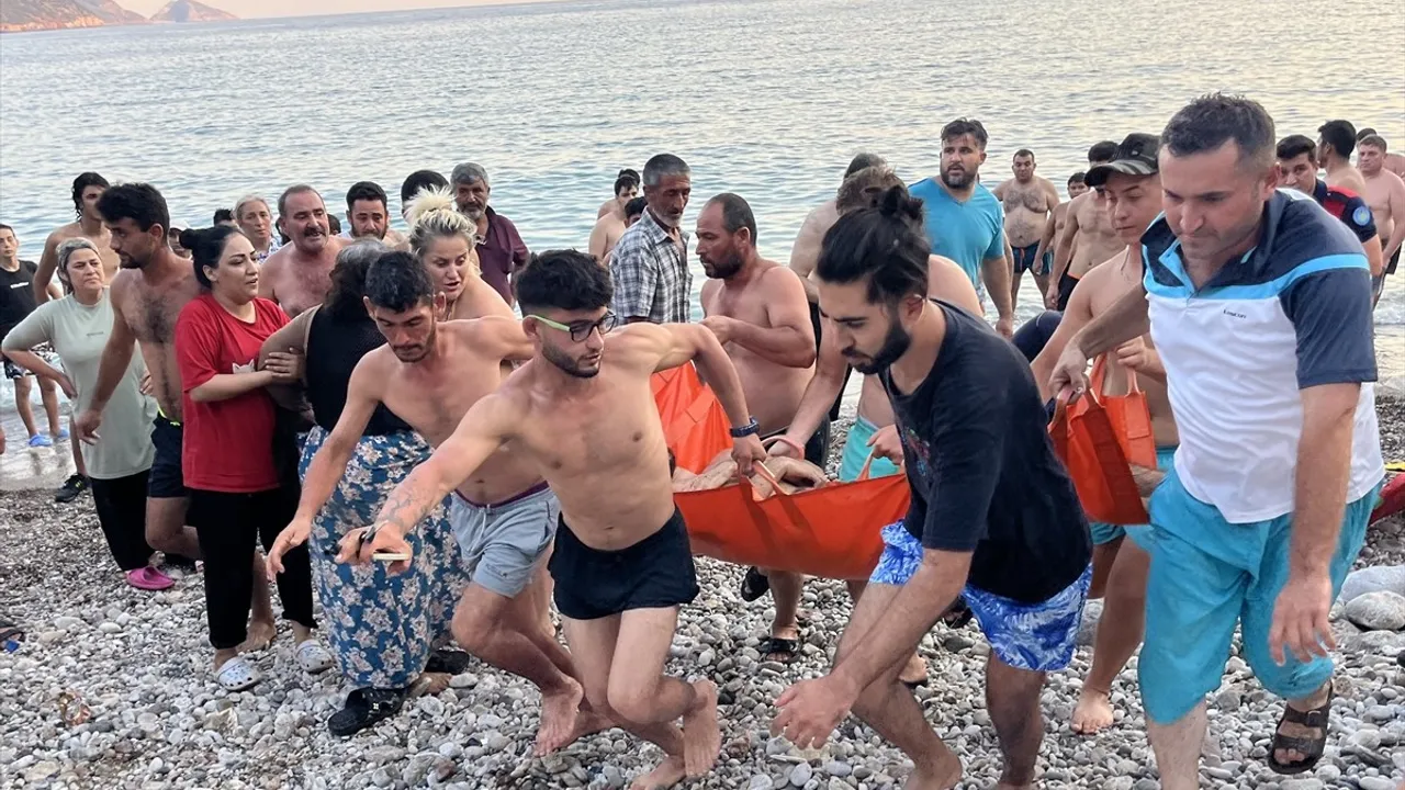 Kumluca'da Genç Boğulma Tehlikesi Geçirdi