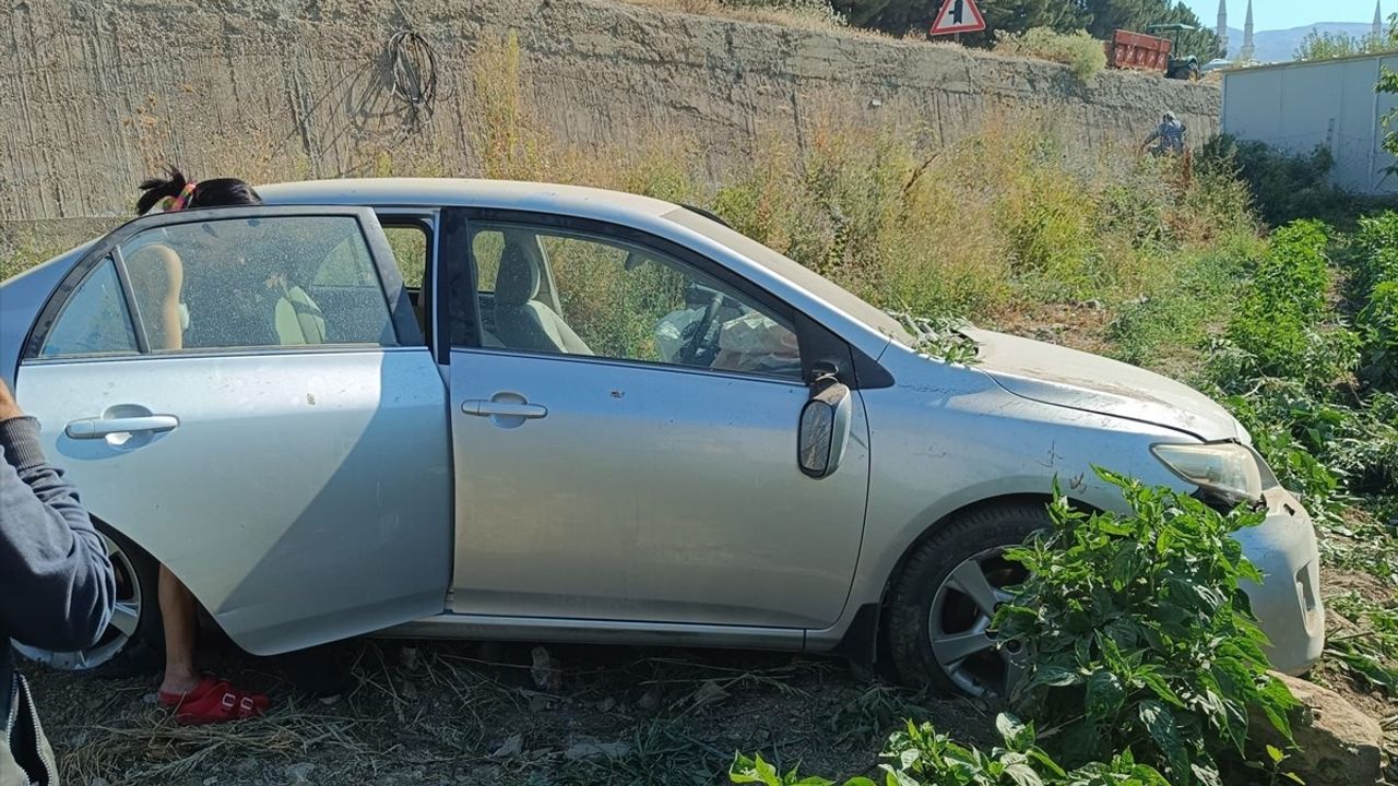 Malatya'da Devrilen Otomobil Kazası: 3 Yaralı