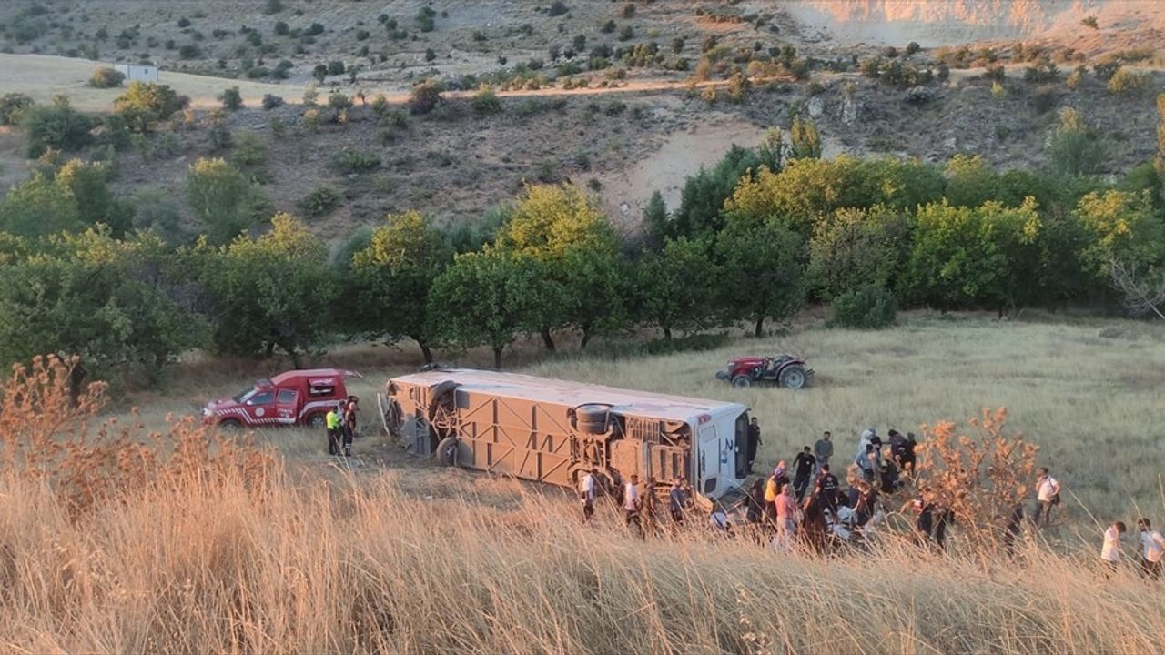 Malatya'da Yolcu Otobüsü Devrildi: 14 Yaralı