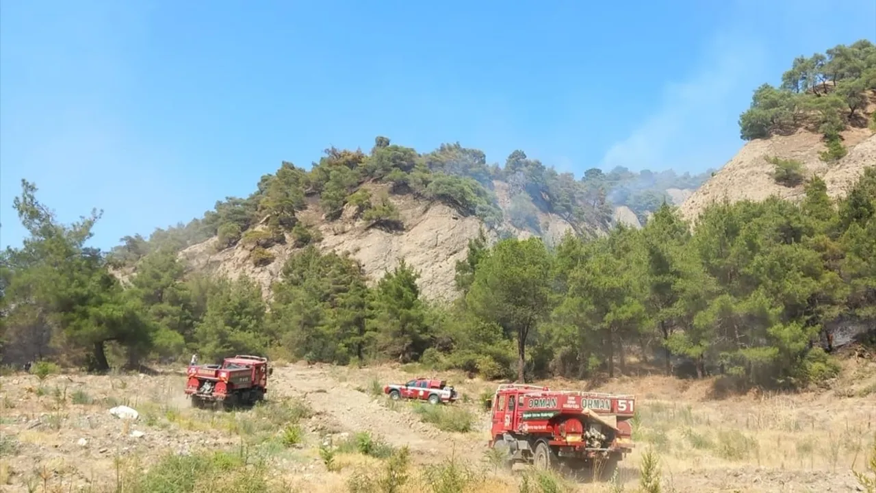 Manisa'nın Salihli İlçesinde Orman Yangınına Müdahale Devam Ediyor