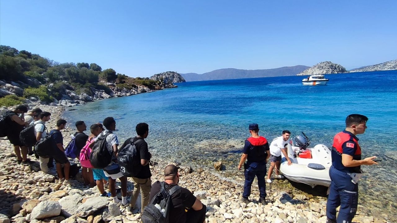 Marmaris'te 13 Düzensiz Göçmen ve 2 Kaçakçı Yakalandı