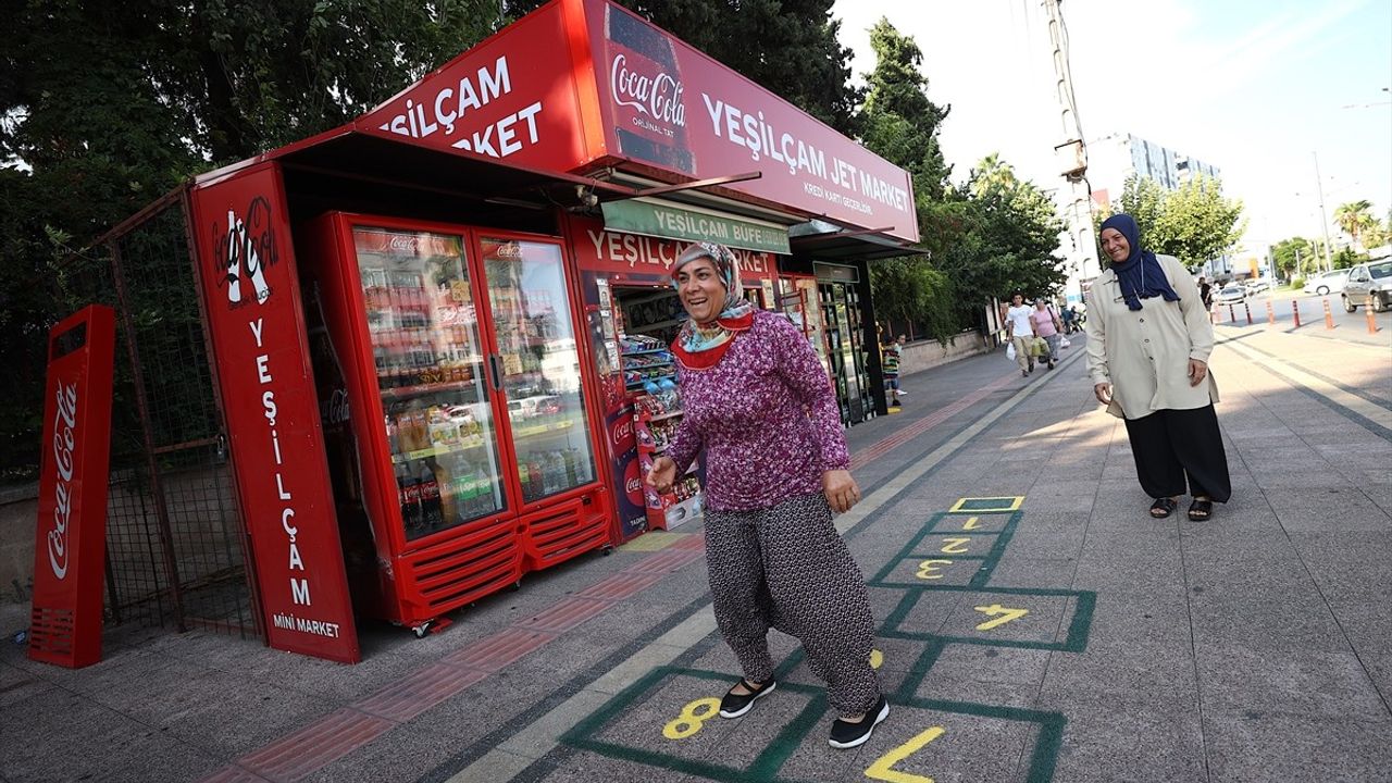 Mersin'de Seksek Oyunu ile Mutluluk Dağıtan Büfe Sahibi