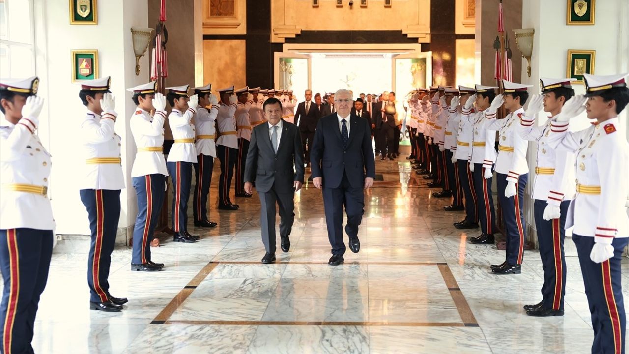 Milli Savunma Bakanı Güler, Endonezya Cumhurbaşkanı Subianto ile Görüştü