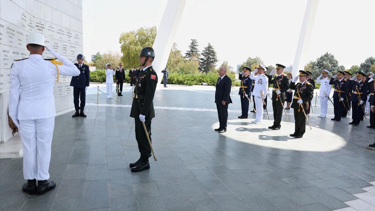 Milli Savunma Bakanı Güler'in Devlet Mezarlığı Ziyareti