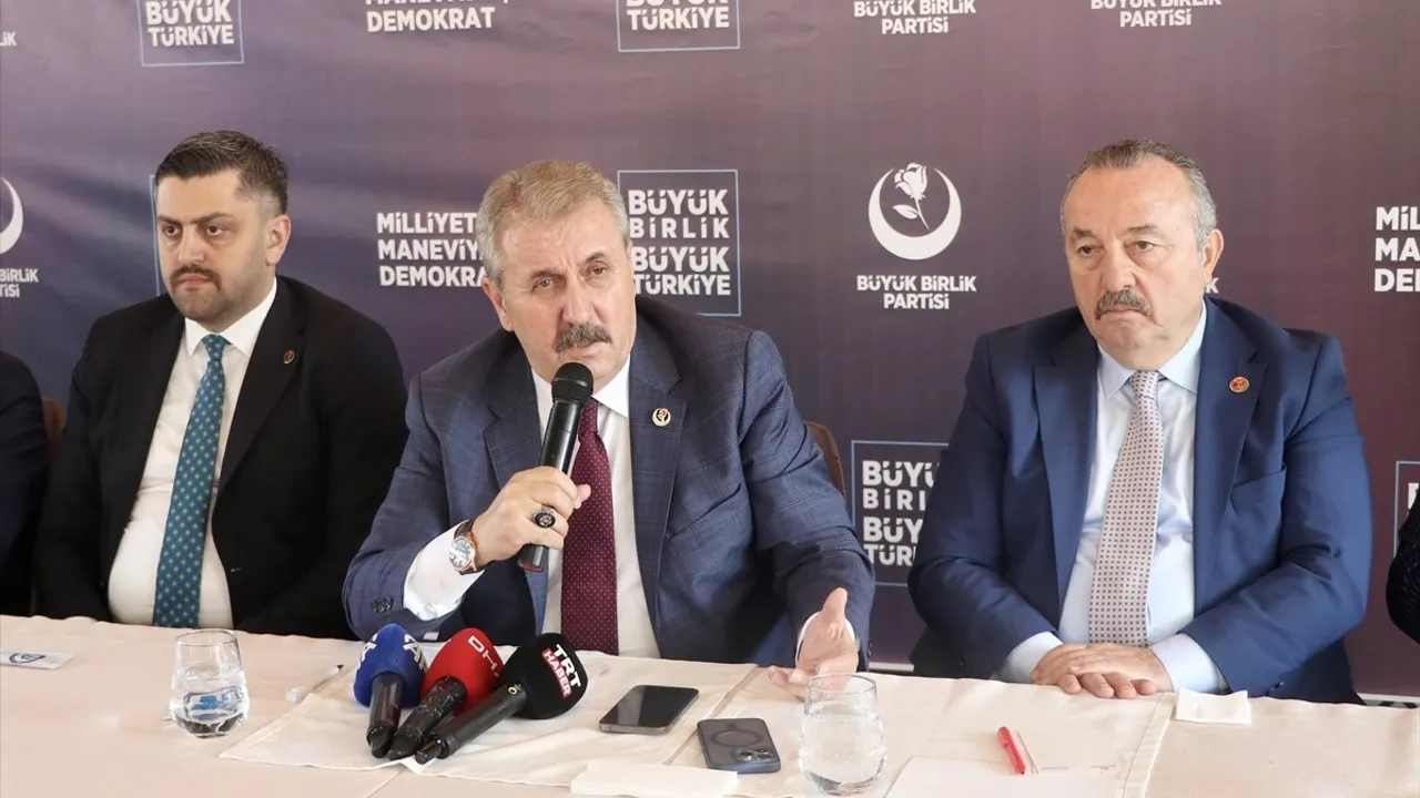 Mustafa Destici'den Trabzon'da Güçlü Türkiye Vurgusu