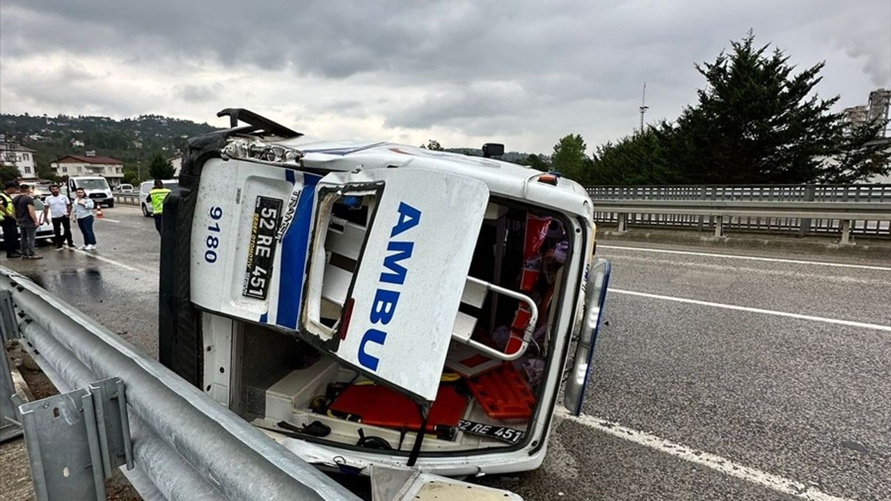 Ordu'da Ambulans Devrildi: 4 Yaralı