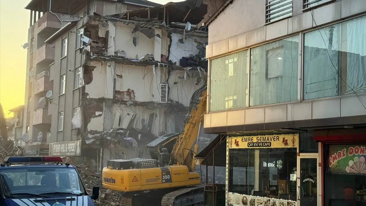 Pendik'te İETT Otobüsünün Çarptığı Bina Yıkımına Devam Edilecek