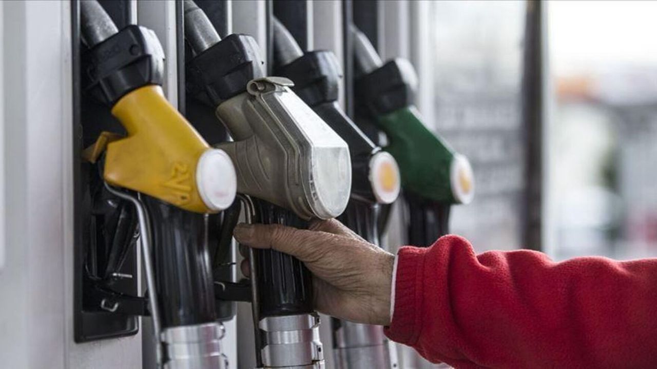 Petrol fiyatlarında büyük düşüş! Akaryakıta indirim için tarih verildi: Sürücüler bayram edecek