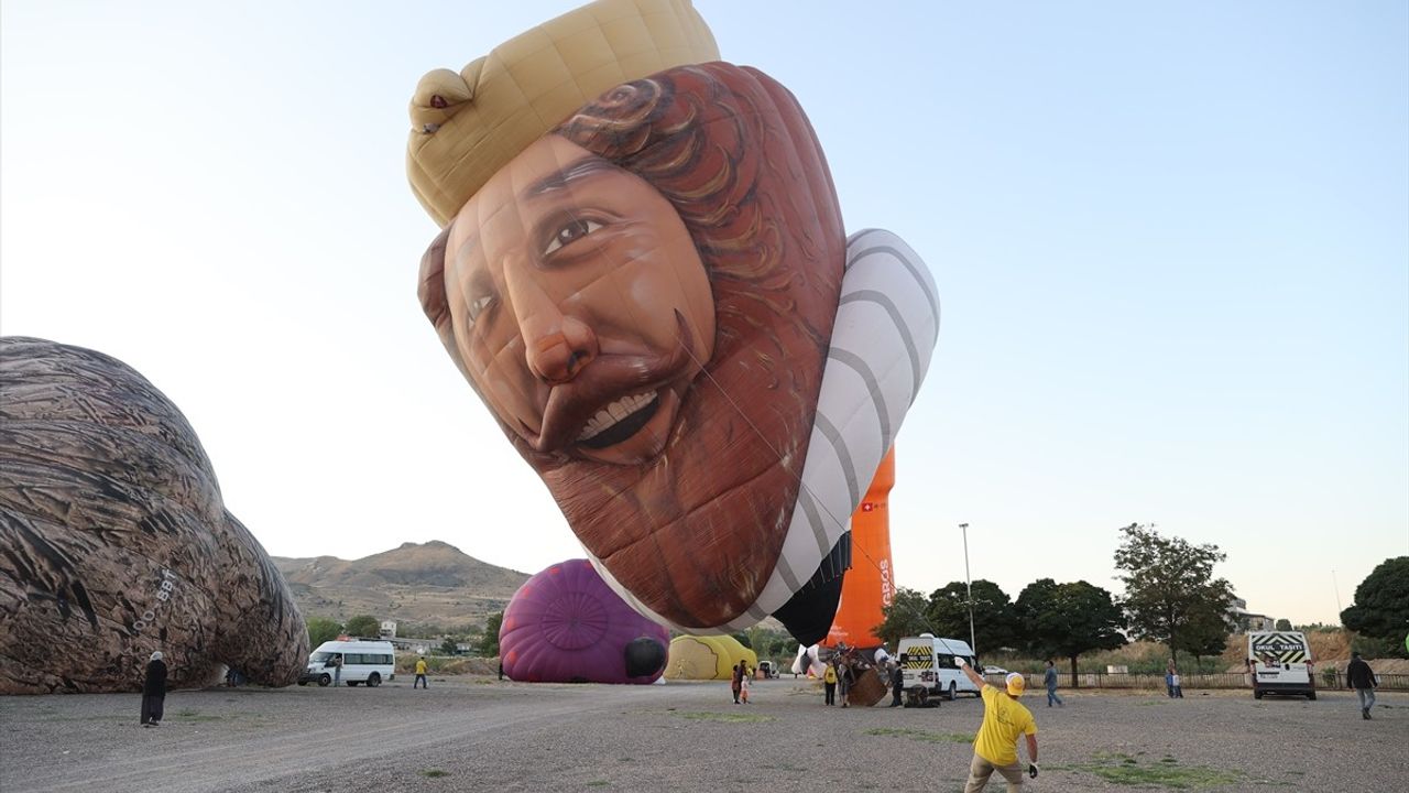 Renkli Figürlü Sıcak Hava Balonları Ürgüp Gökyüzünü Şenlendirdi