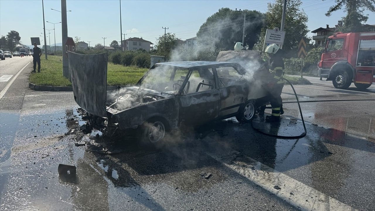 Samsun'da Seyir Halindeki Otomobil Alev Alev Yandı