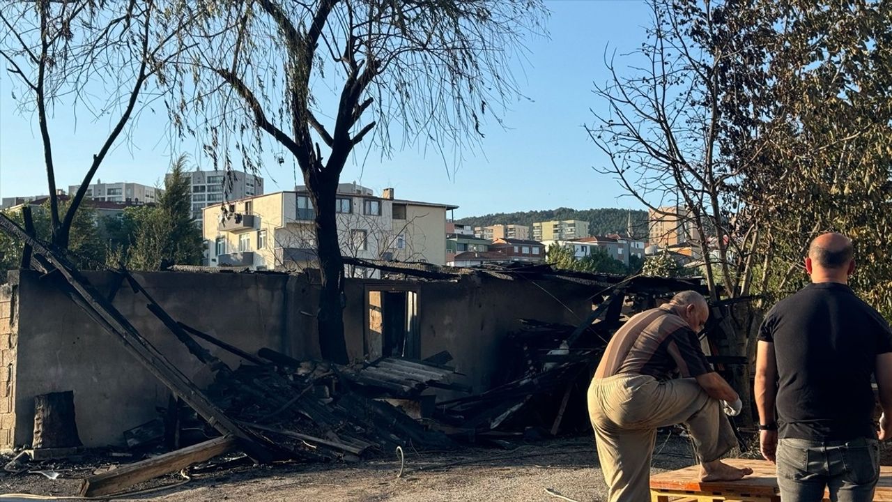 Sancaktepe'de Depo Yangını Kontrol Altına Alındı