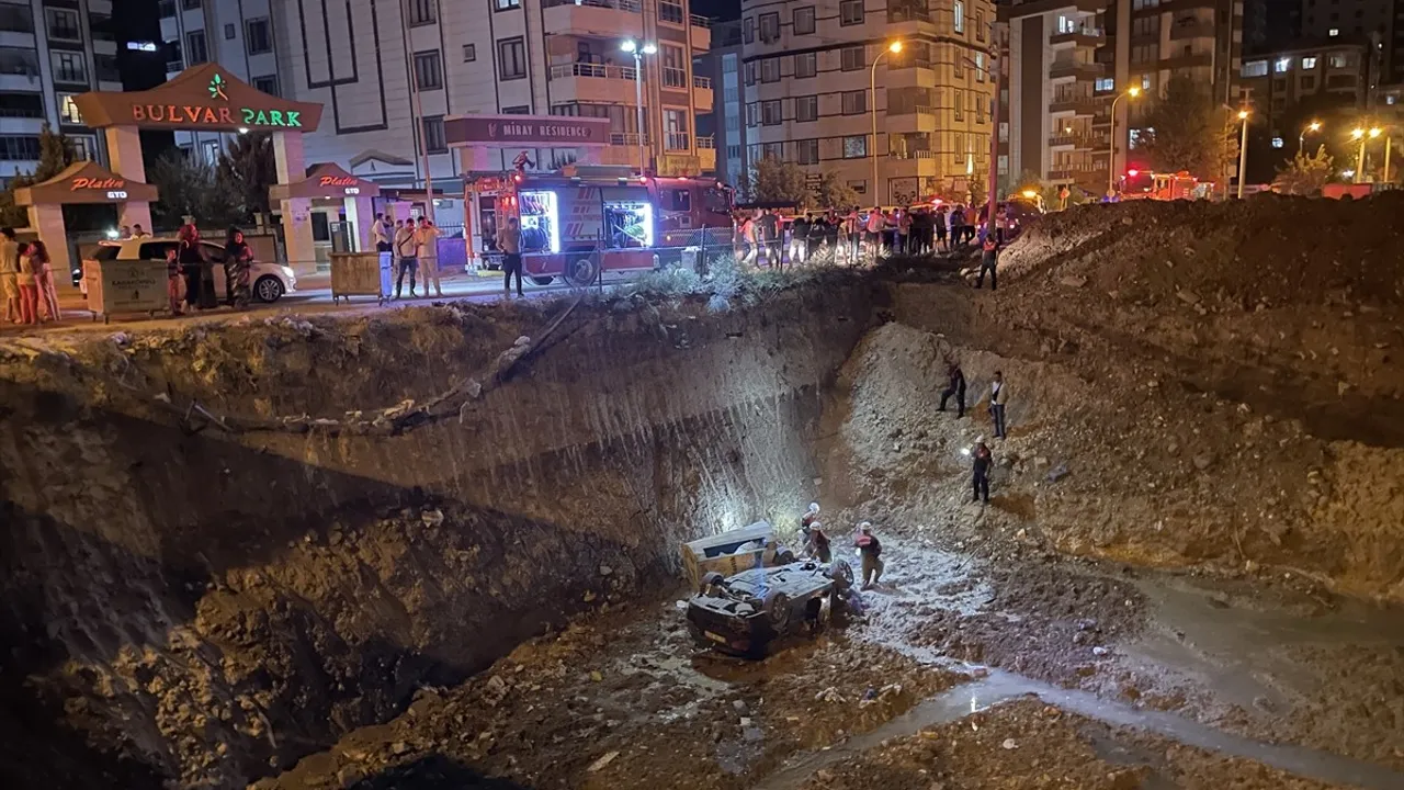 Şanlıurfa'da İnşaat Temeline Düşen Araçta Üç Yaralı