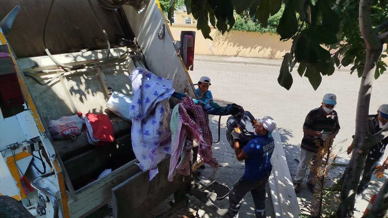 Sinop'ta Çöple Dolu Evden 7 Kamyon Atık Çıkarıldı