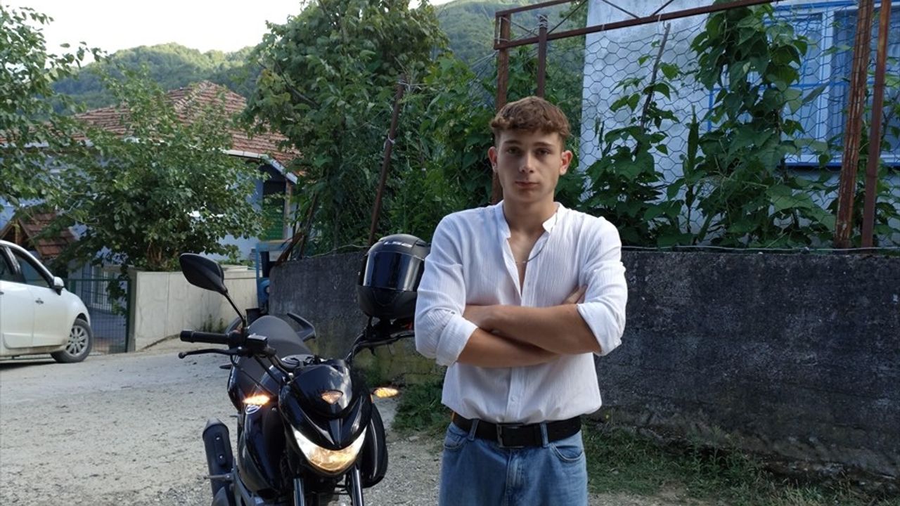 Sinop'ta Motosikletli Çocuğa Sahipsiz Köpek Saldırdı