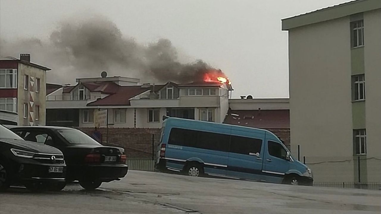 Sinop'ta Olumsuz Hava Koşulları: Yıldırım ve Hortum Alarmı!