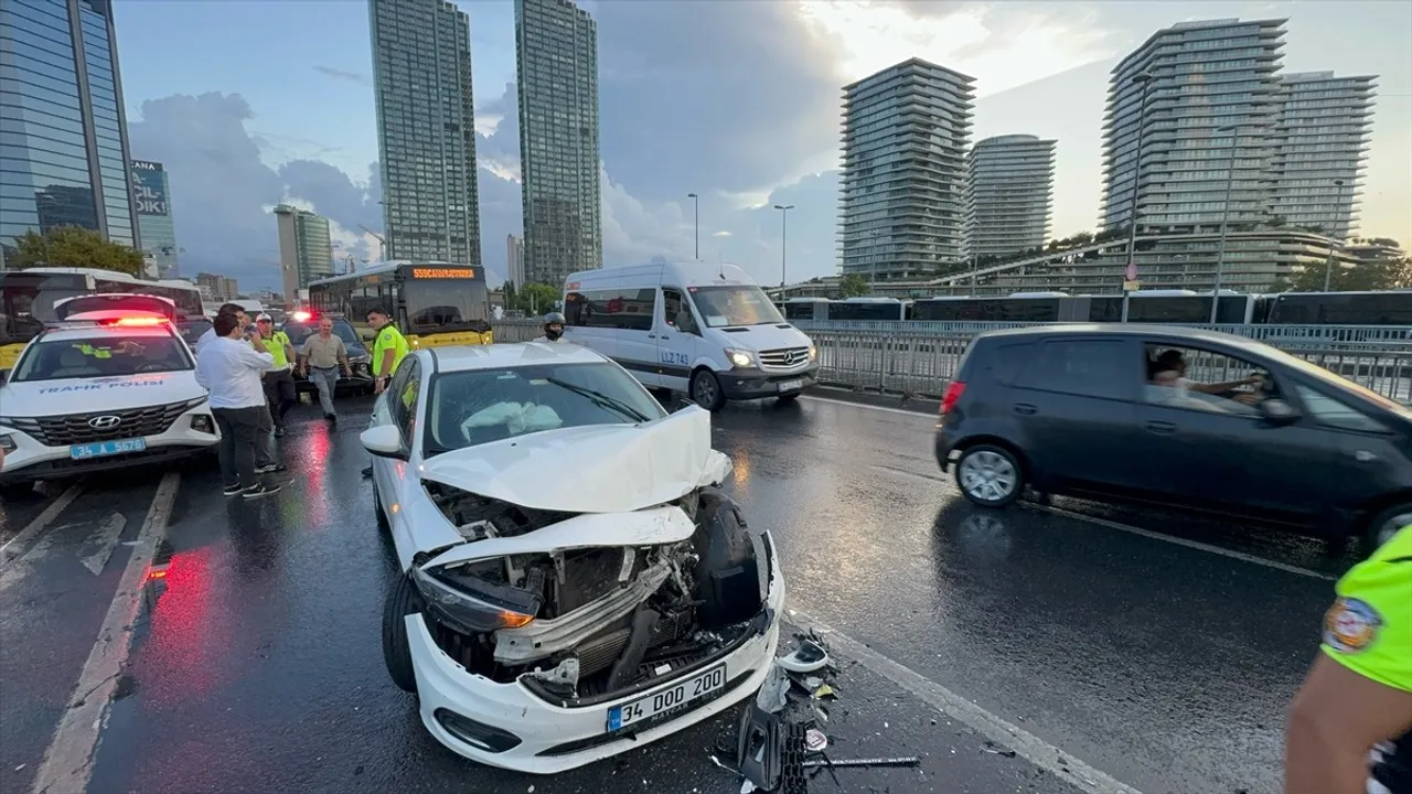 Şişli'de İETT Otobüsüyle Otomobil Çarpıştı: 3 Yaralı